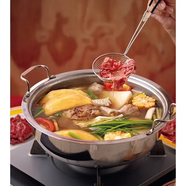 肉を網にのせて鍋につけるスタイルも。でも長時間つけるのはご法度だ