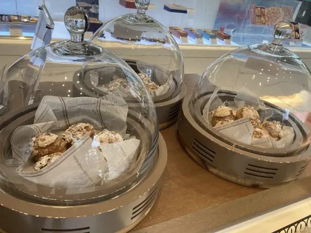 青山店限定 香ばしナッツのクッキーシュー