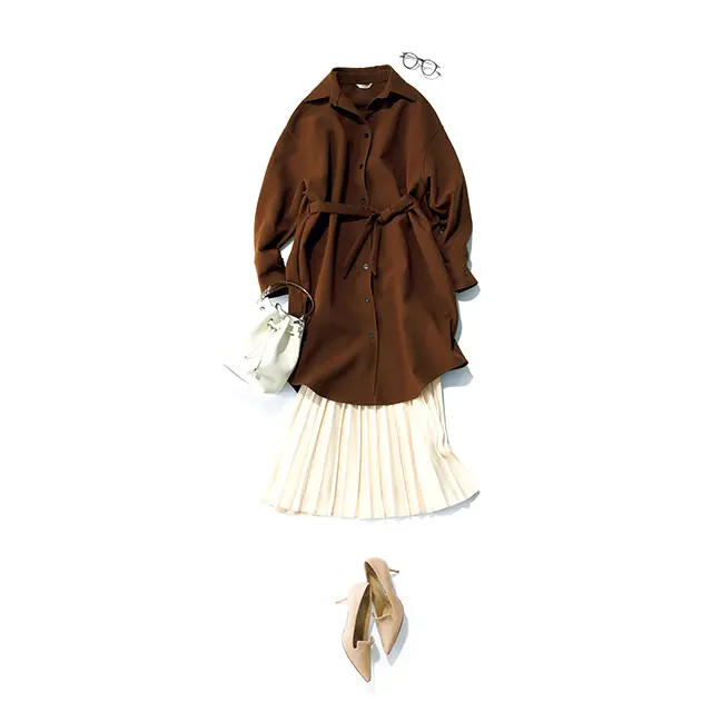 初顔合わせのシーンには、プリーツスカートを重ねて柔和な印象に