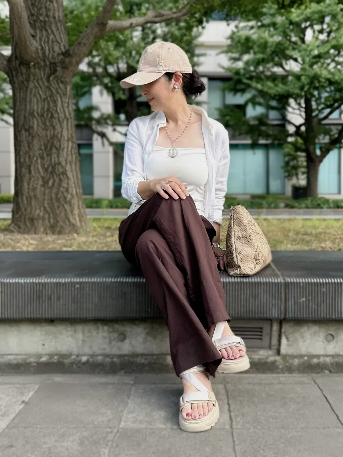 GUボリュームサンダル　アラフィフコーデ　50代　ユニクロ茶のリネンブレンドイージパンツ　白のリネンシャツ　白のブラトップキャミソール