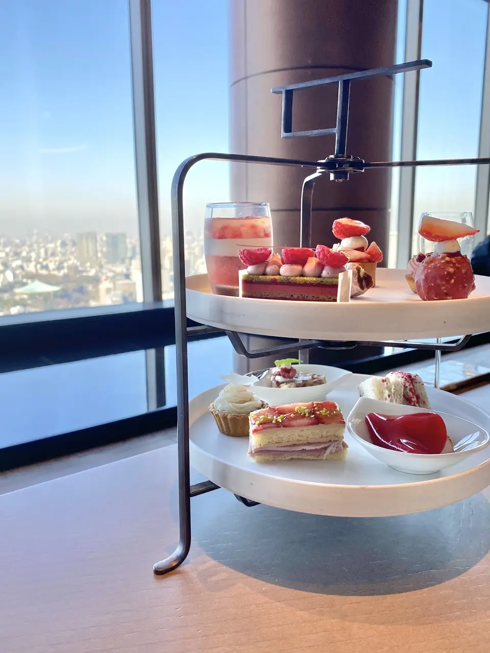 いちご尽くしのケーキスタンド