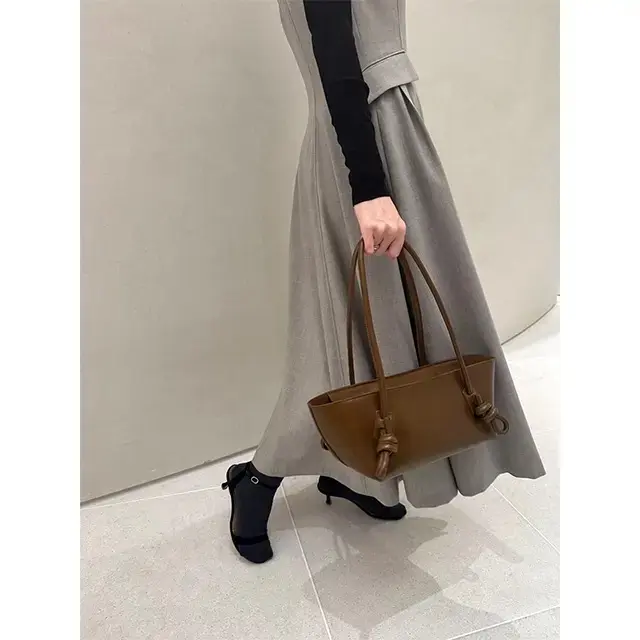 シックな色合わせで、ベアワンピースを大人顔に