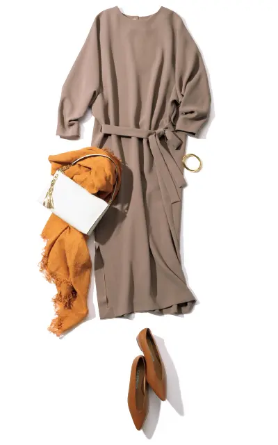 濃いめベージュのワンピースなら品のよさが漂うエレガントさに