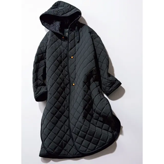 ダイナミックなシルエットにゴールドを効かせたキルティングコート