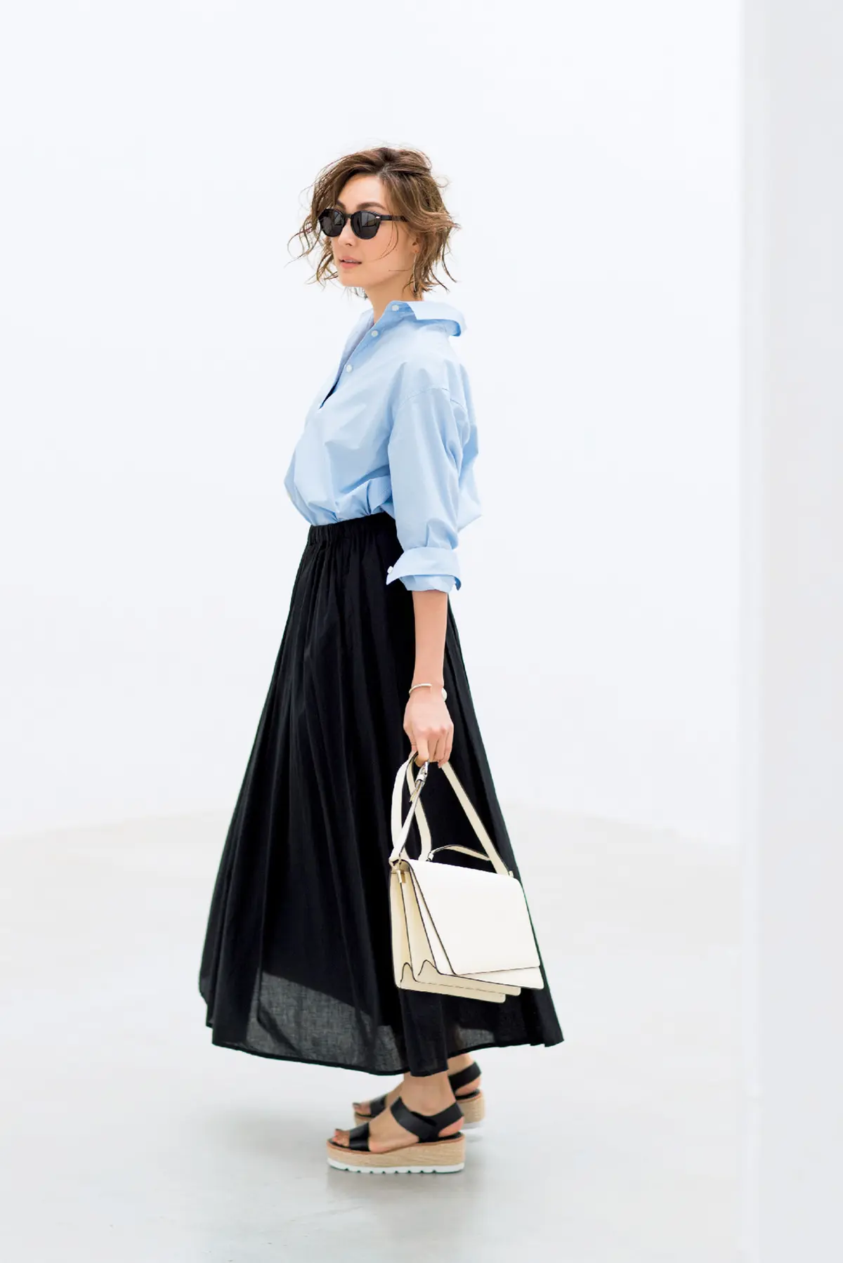 鎖骨まわりを美しく見せる「襟抜きのシャツの画像_5