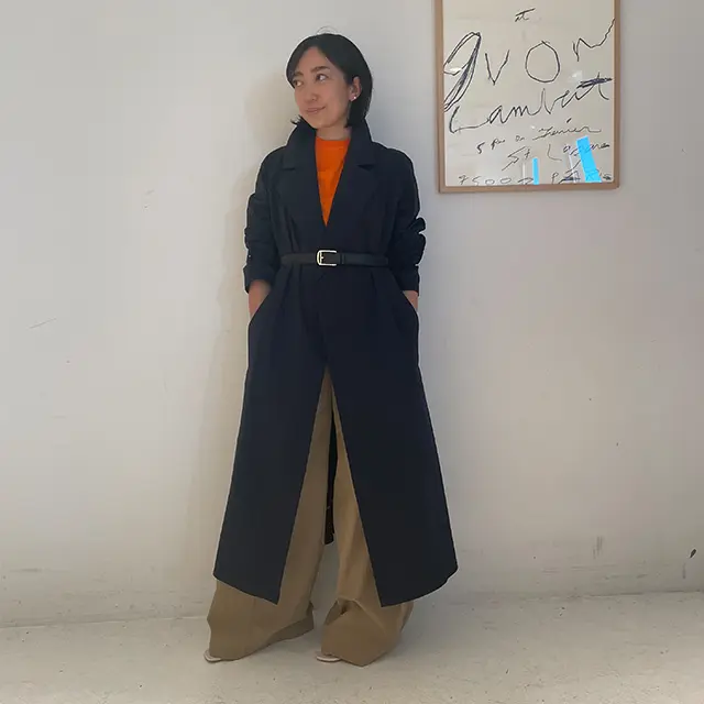 エレガントなスプリングコートを、あえてラフに気崩すのが今の気分