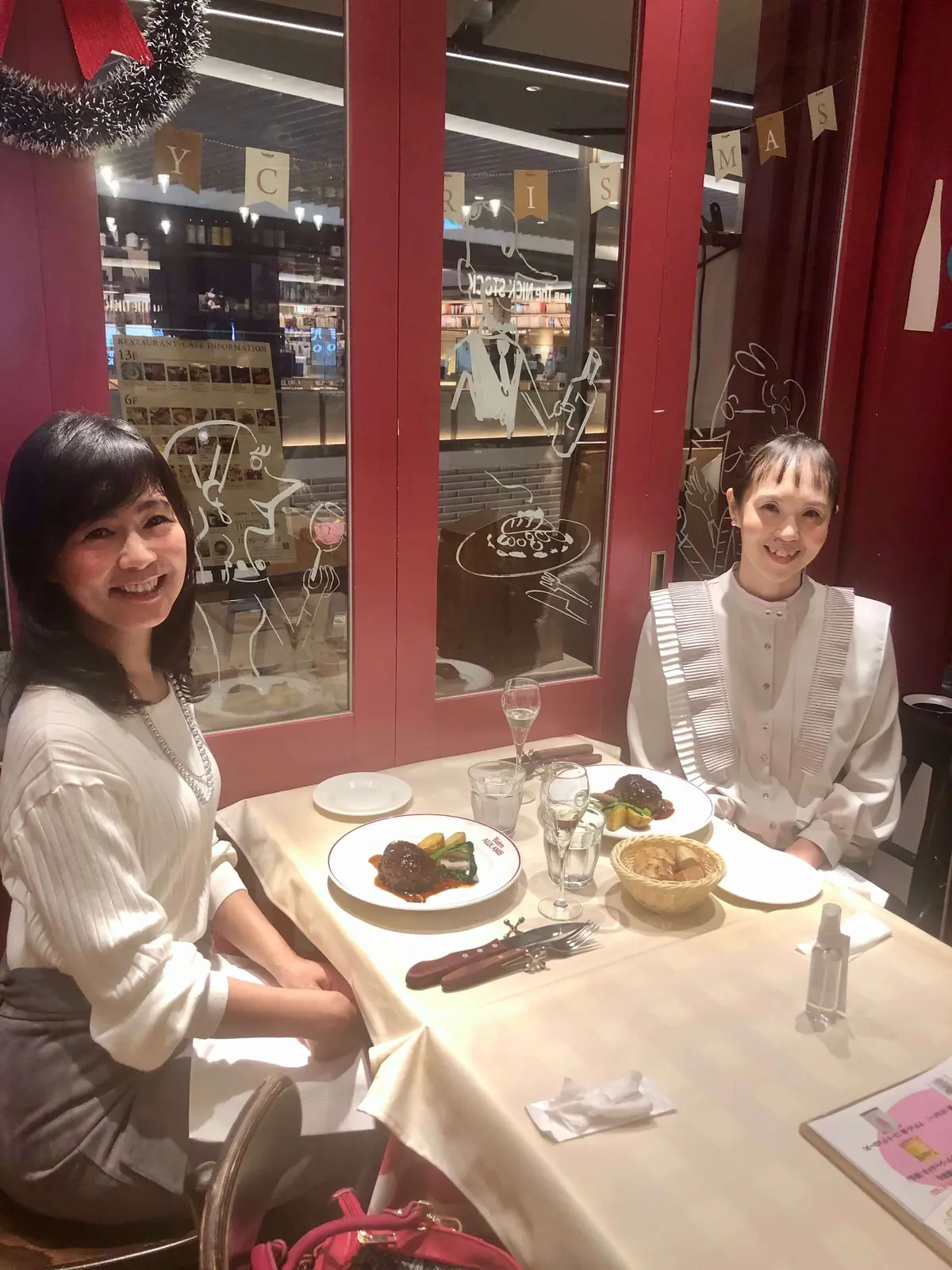 銀座SIXの「ビストロ オザミ」でJマダムのお友達と初めてランチ♪白ニットにグレーのスエード調のマーメイドスカート。グレーパールのネックレス。