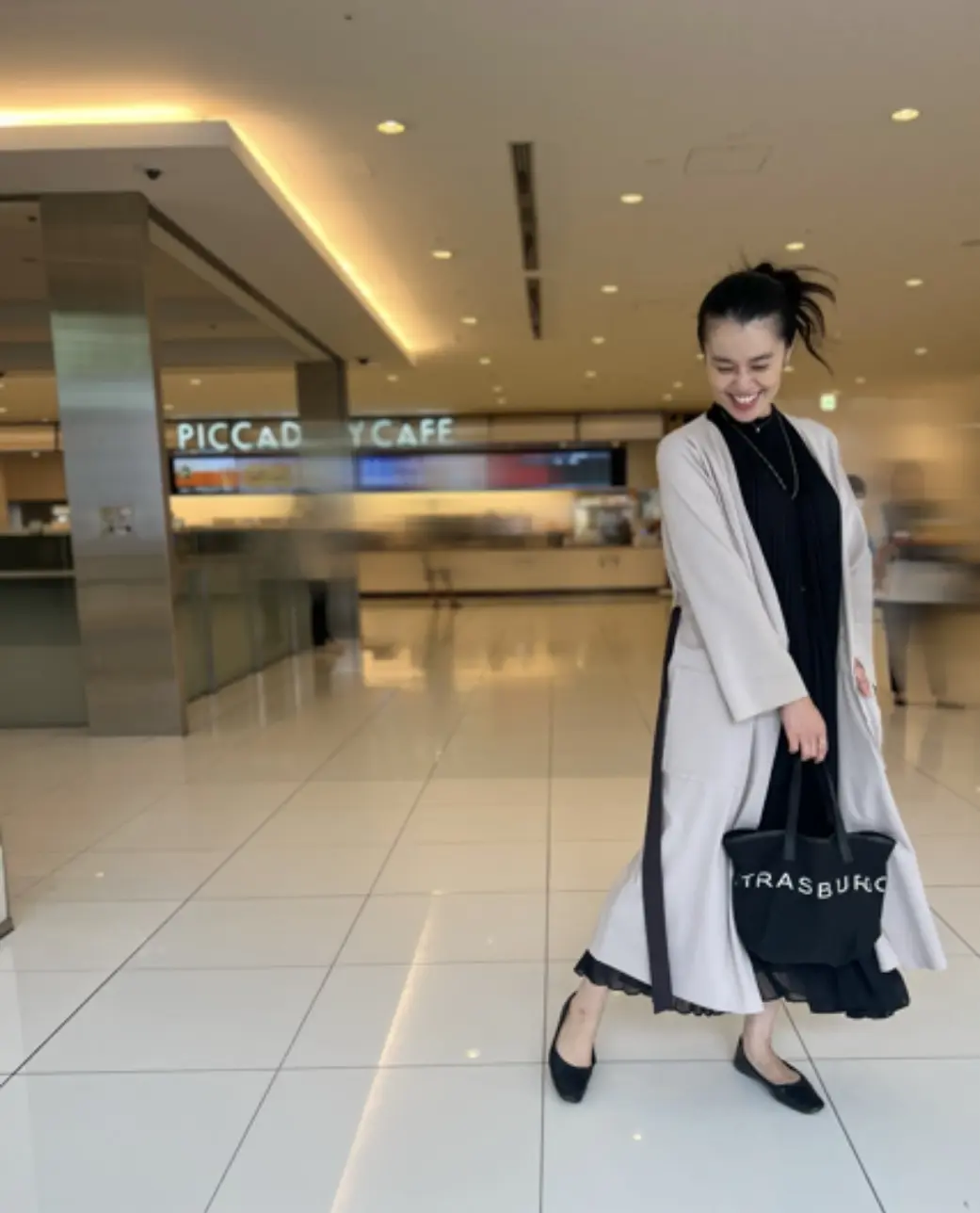 ポンチガウンを羽織って秋の映画鑑賞の画像_9