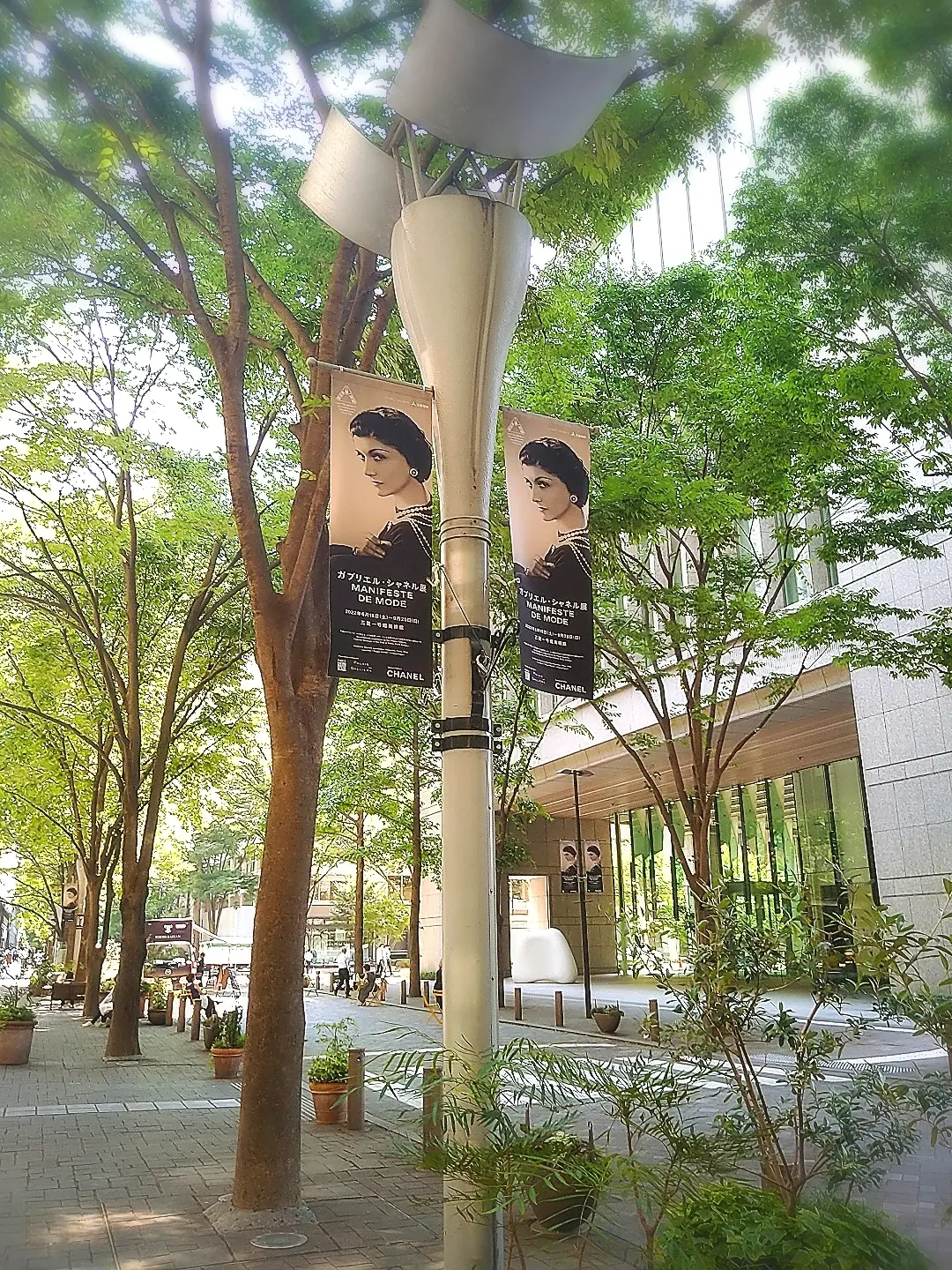 丸の内仲通り、ガブリエルシャネル展