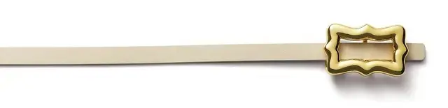 幅1㎝の細いベルトに、真ん中をくり抜いたリボン形のバックルが映えるエレガントなベルト。