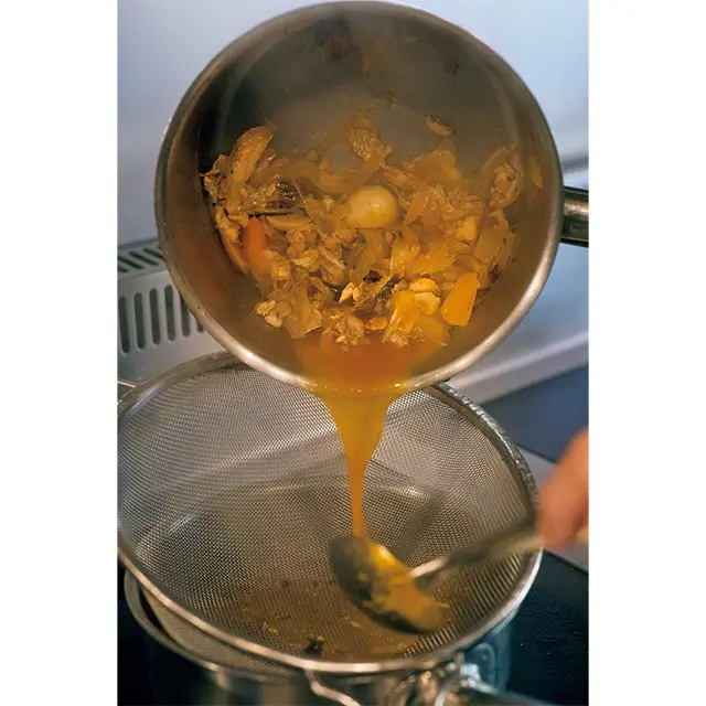 ❸スープが仕上がったらザルで漉（こ）す。