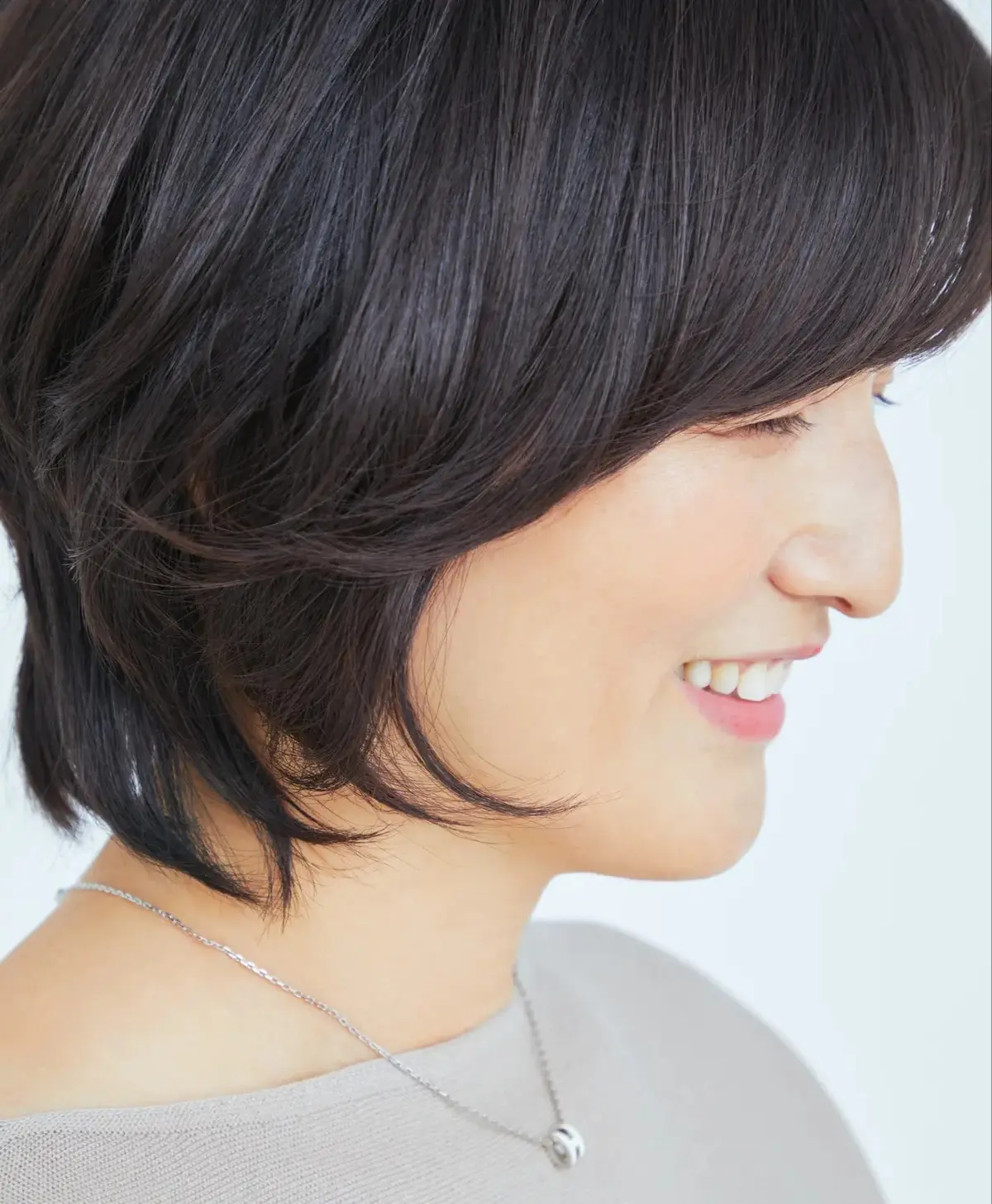 レイヤー人気が再燃中。50代に似合うのは“顔まわり”にポイントを置くスタイル