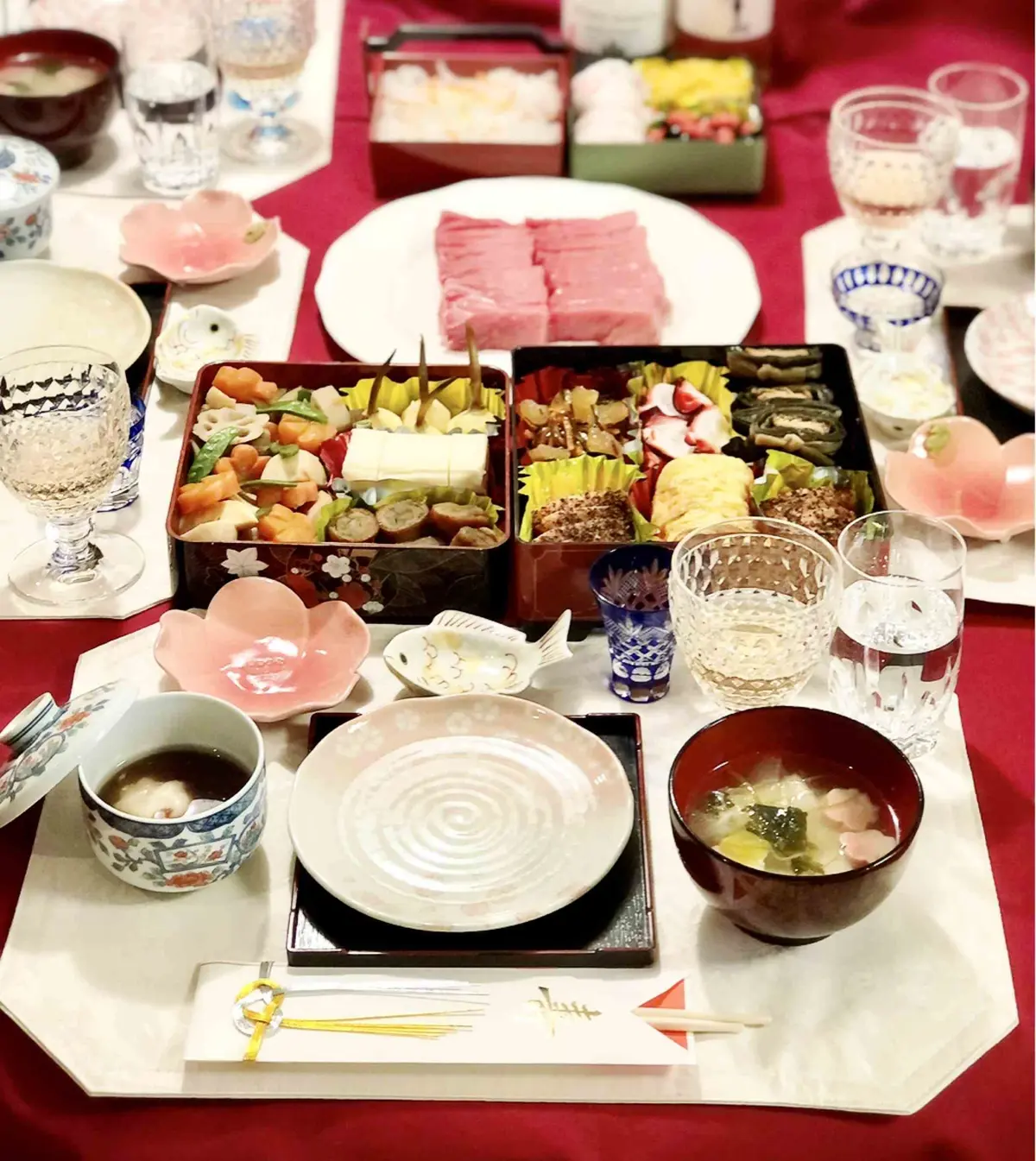 我が家のお正月テーブルコーディネートと我が家のおせち。メインはマグロのお刺身。