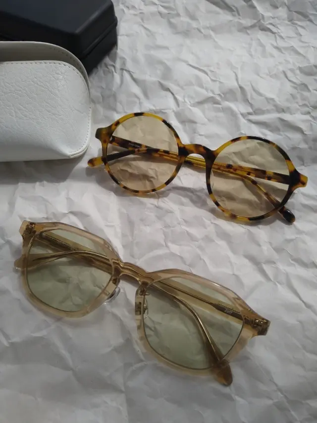 ライトカラーレンズのサングラス×2