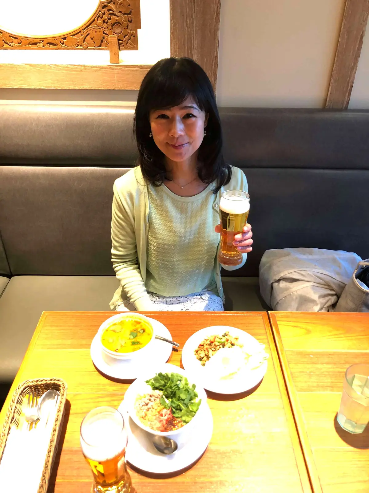 春ニット。ニットアンサンブル。パステルグリーンのニット。ミントグリーンのニット。レーススカート。ニットコーデ。スカートコーデ。春服。春コーデ。タイ料理。トムヤムクン。ホー。ガパオライス。グリーンカレー。ビール。