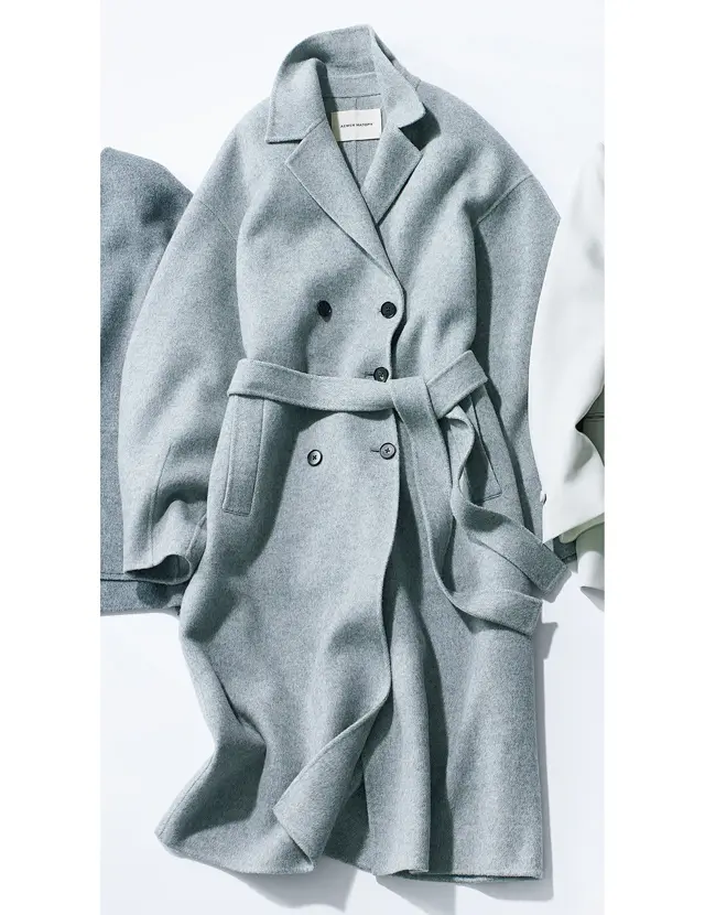 冬コーデ全体の印象を明るく品よく。ライトグレーのアウター4選