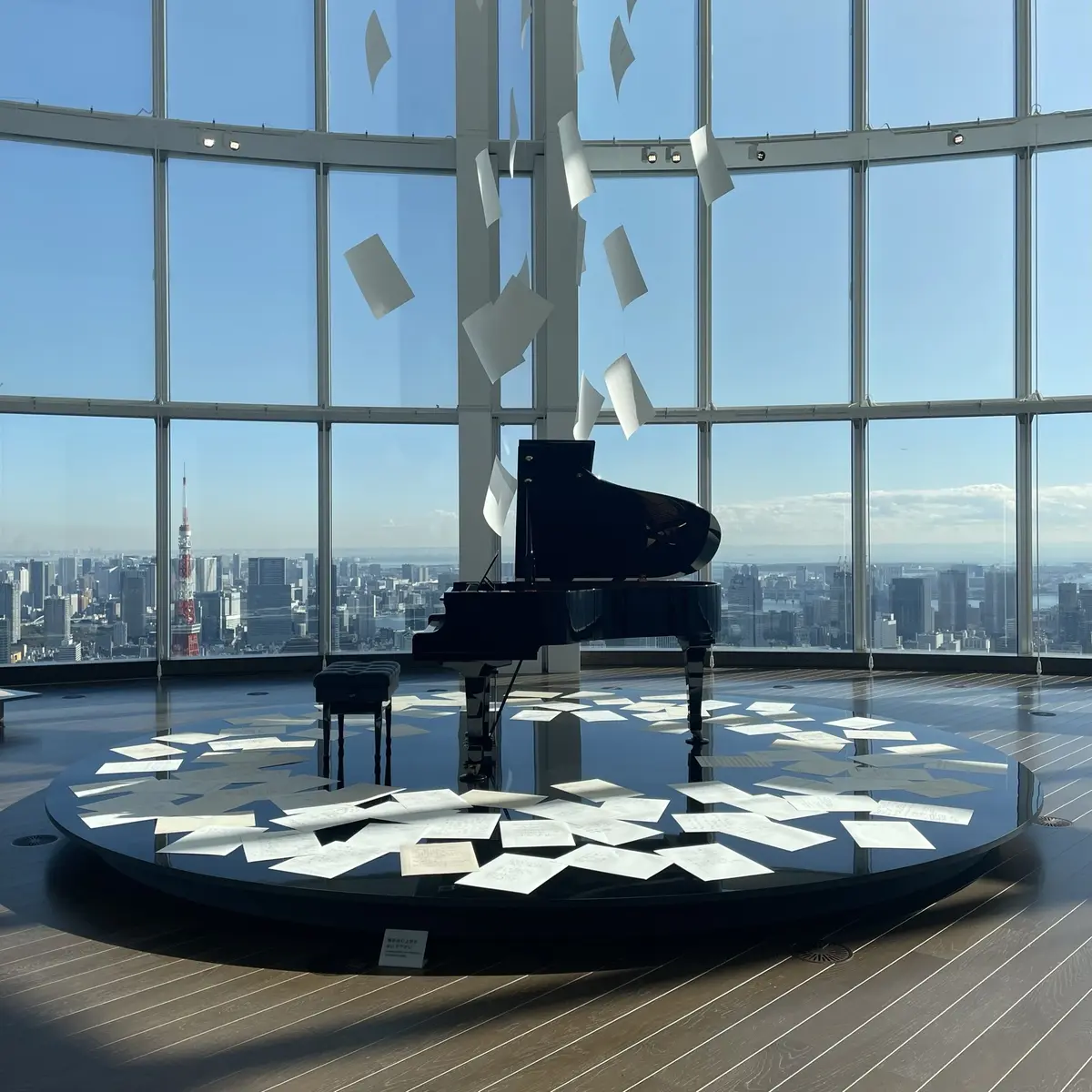 ユーミンの展覧会「YUMING MUSEUM」の入口にあるグランドピアノと紙片