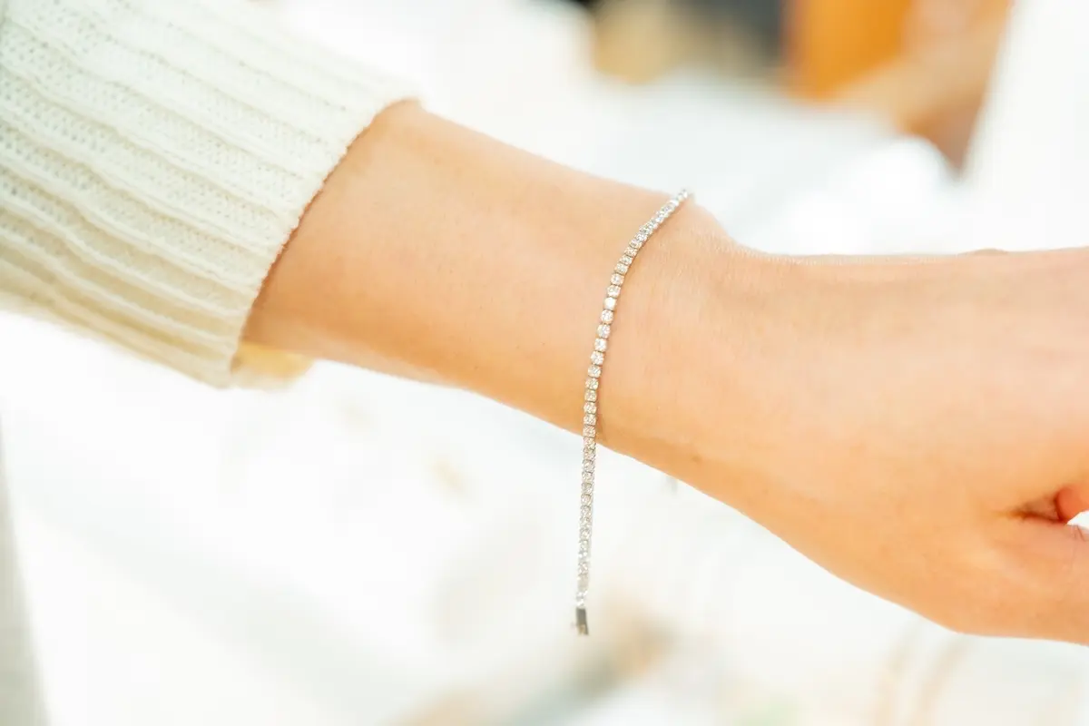 エフダイヤモンド、EF DIAMOND、ef DIAMOND、エフダイヤモンド、LAB-GROWN DIAMOND、ラボグロウダイヤモンド、エシカルダイヤモンド、SDGS、店内、ショールーム、3LDK、ジュエリー、ダイヤモンド、アクセサリー、お洒落、オシャレ、白ニット、ニットワンピース、白ニットワンピース、anysis、エニシス、ブレスレット、テニスブレス、