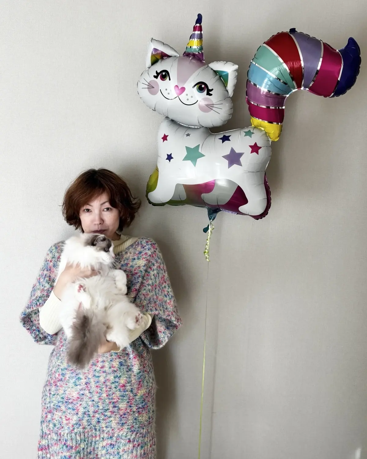 妹と猫（上の子）と猫型バルーン