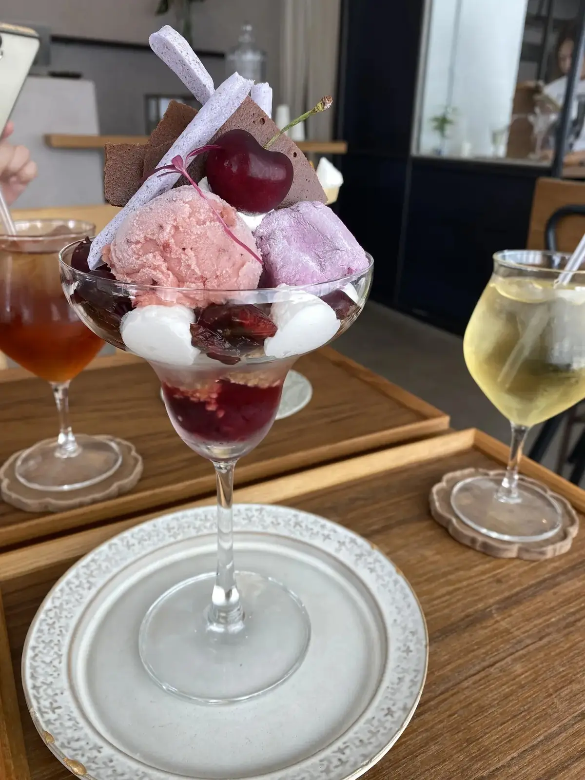 チェリー、ラベンダー、バラ、ローズマリー…香りが幾重にも重なり合う一皿。