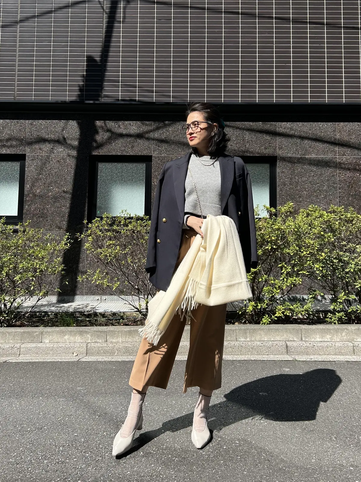 優しい色合いのグレージュパンプスで春コーの画像_5