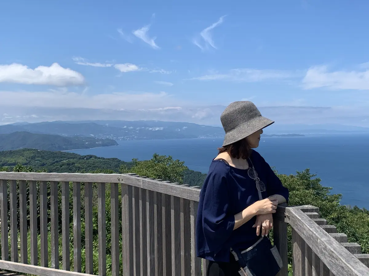 相模灘を見る女性