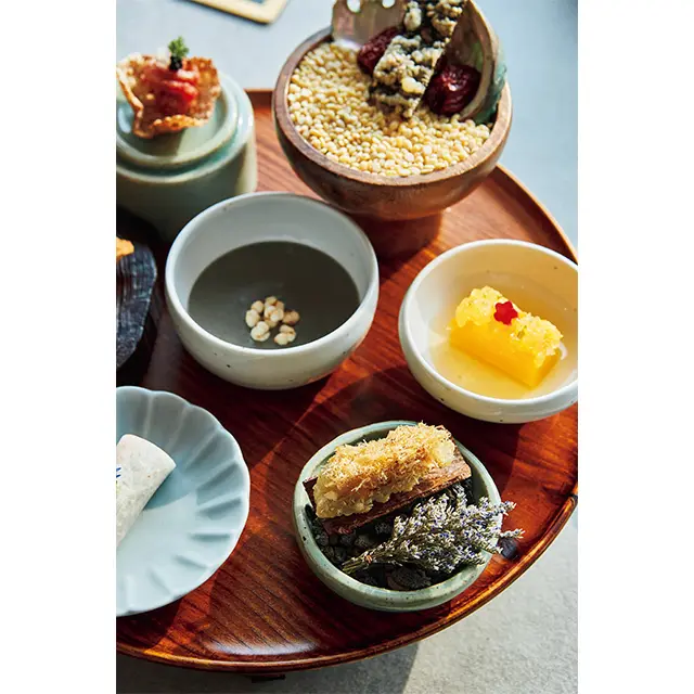 コースの前 菜7種とロース特殊部位の焼き肉