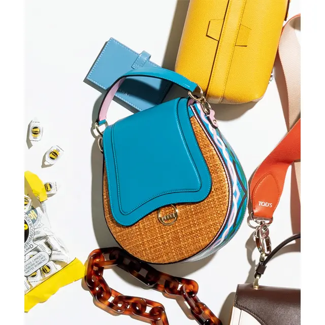 ラウンドしたフォルムのマチにプリントレザーを配した愛らしいバッグ