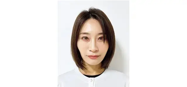 【50代髪型・ヘアスタイル】ボブのような毛先長めの“こなれショート”で華やかに