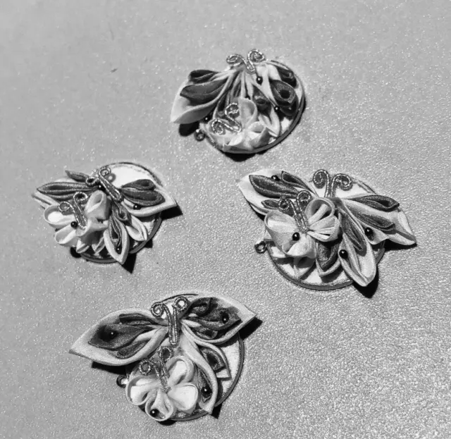 つまみ細工の技法で作った蝶のブローチ。