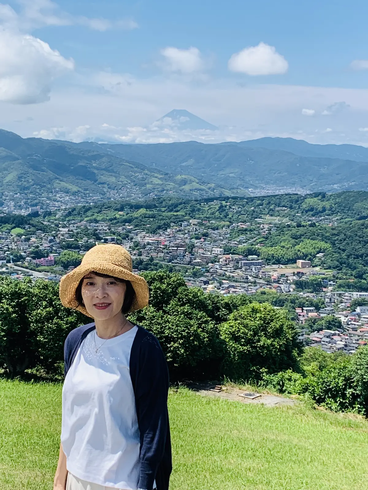 富士山をバックに小室山山頂で撮影