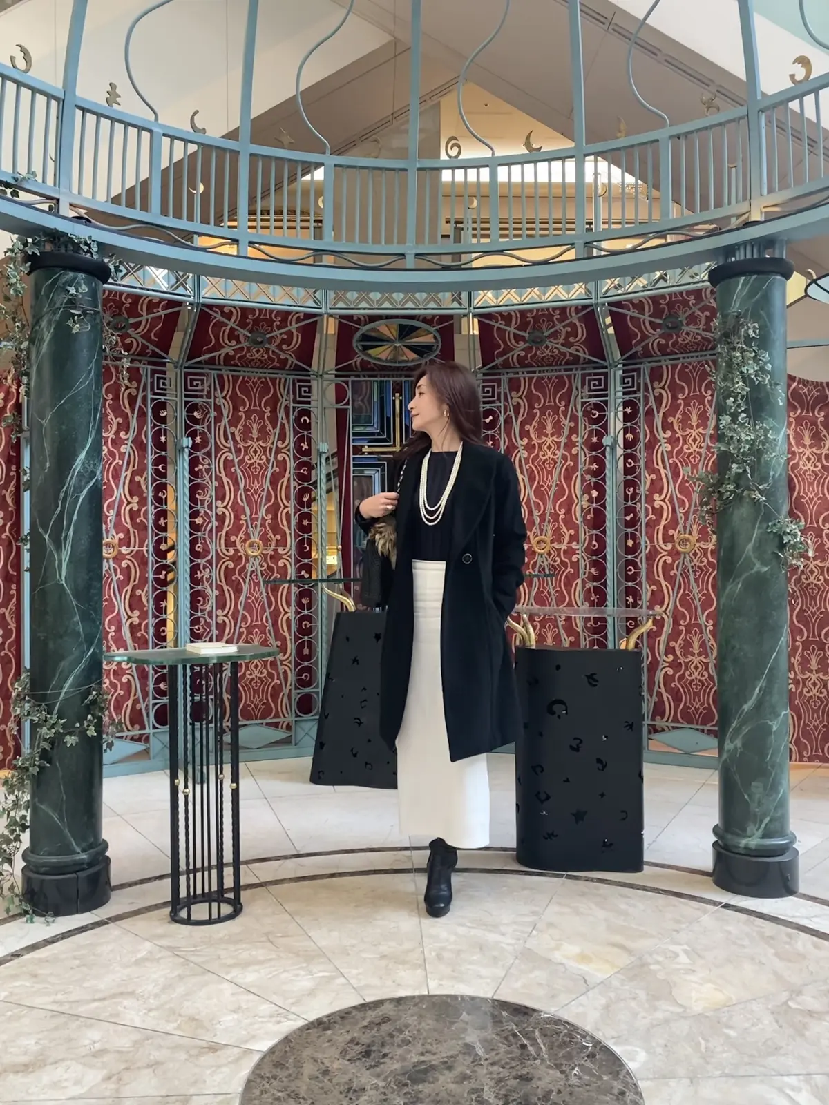 白のロングタイトスカートが映えます