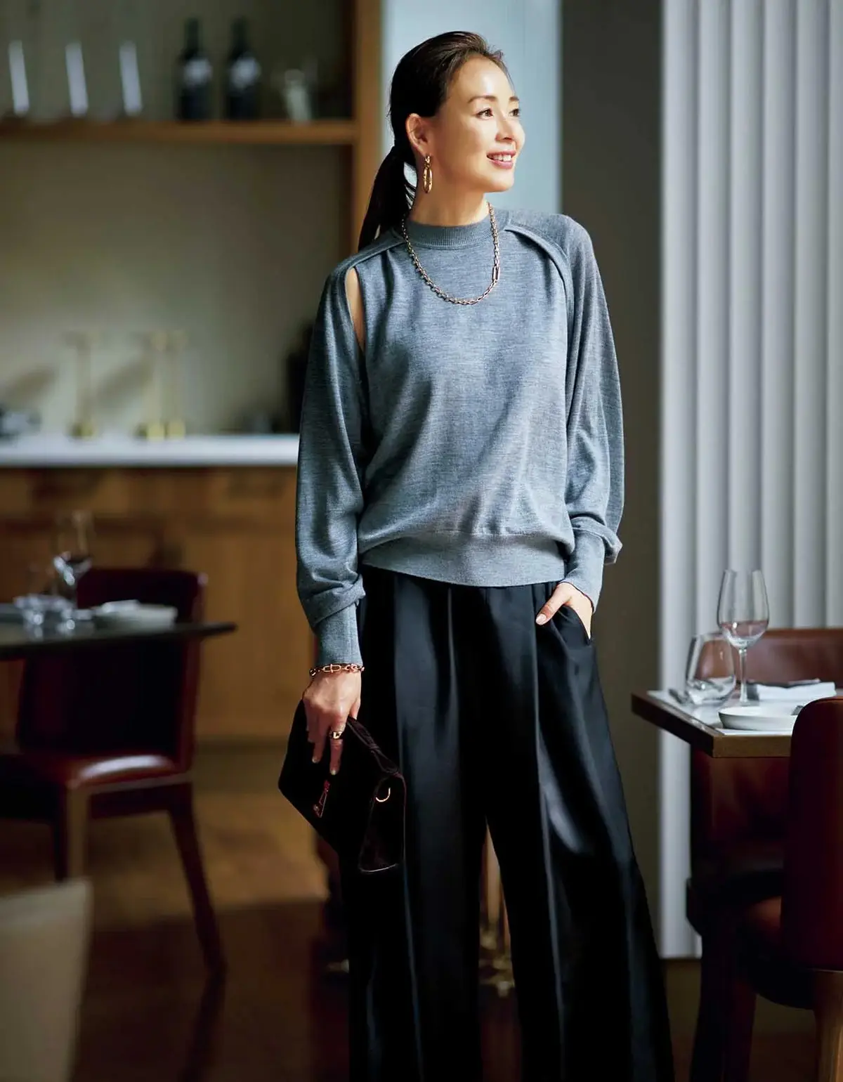 遠目にも「リュクスな人」を印象づける、シルクの黒パンツでホテルランチへ