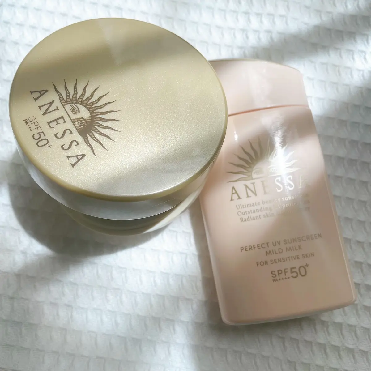 （写真左）資生堂アネッサ「オールインワン ビューティーパクト」（写真右）資生堂アネッサ「パーフェクトUV　マイルドミルク N」