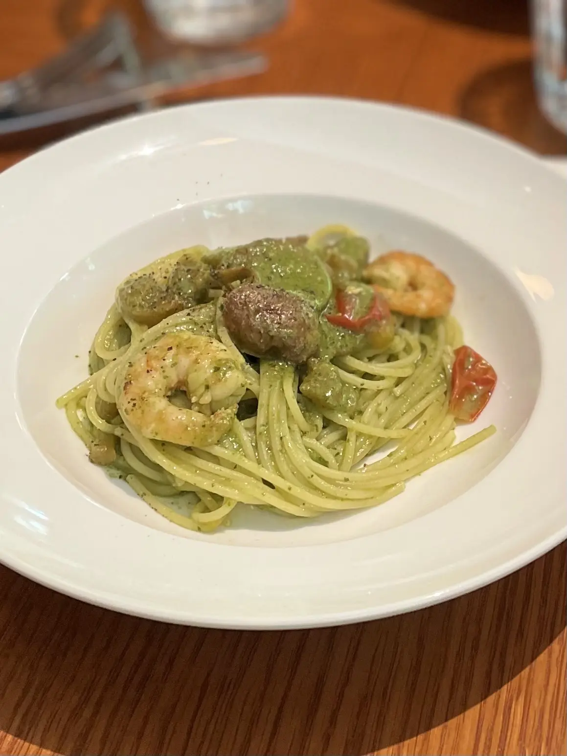 レストラン、TWELVE GADENS BAR & GRILL、トゥエルブ ガーデンズ バー アンド グリル、女子会、ランチ、ランチ会、ソファ席、シート席、室内、パスタ、バジリコ、海老、ドライトマト、テーブル席、イタリアン、アメリカン、イタリア料理