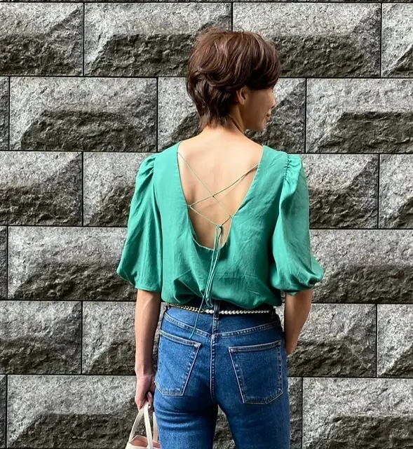 鮮やかグリーンのバックシャントップスの画像_2