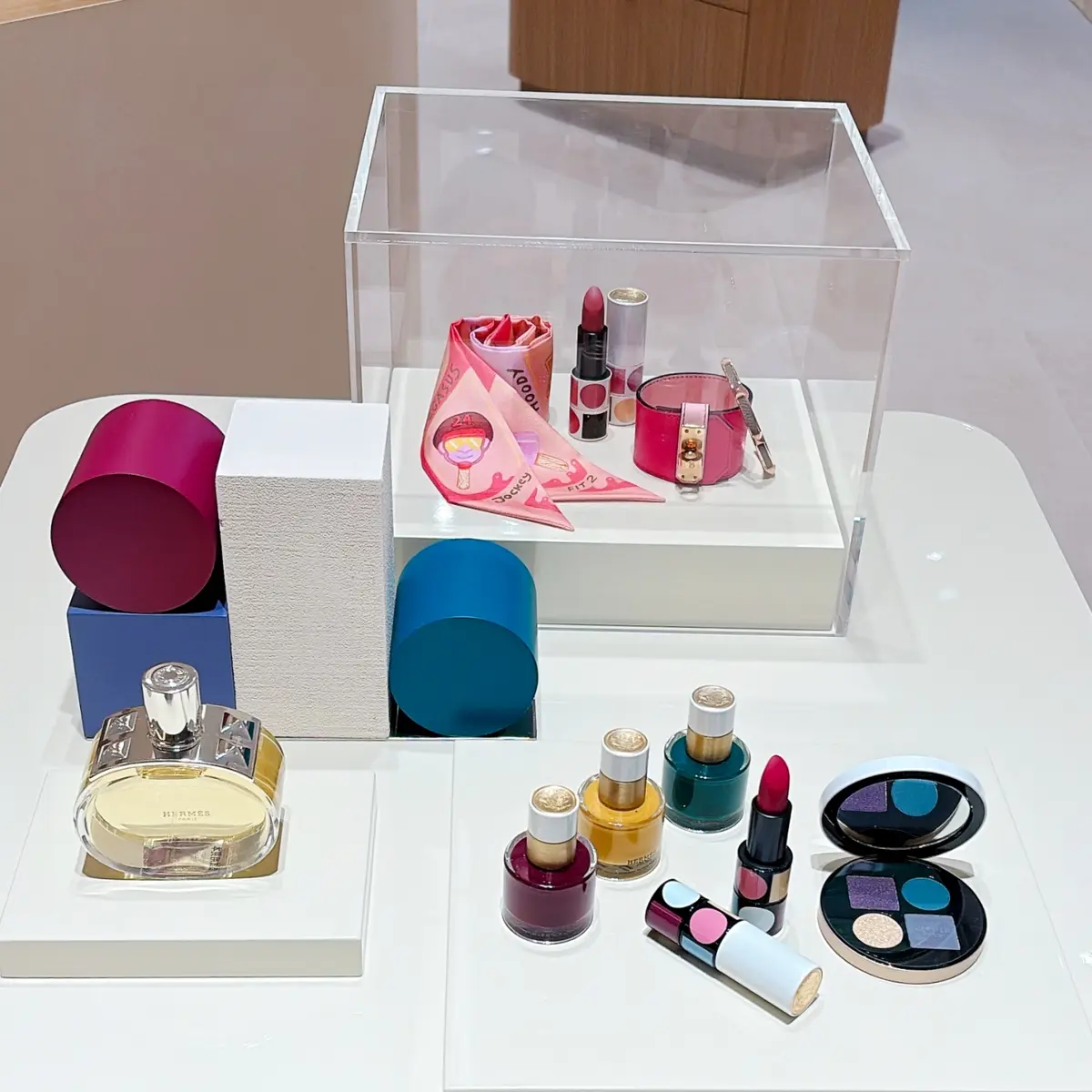 エルメス・イン・カラー　エルメス ニュウマン高輪 ショップ　ディスプレイ