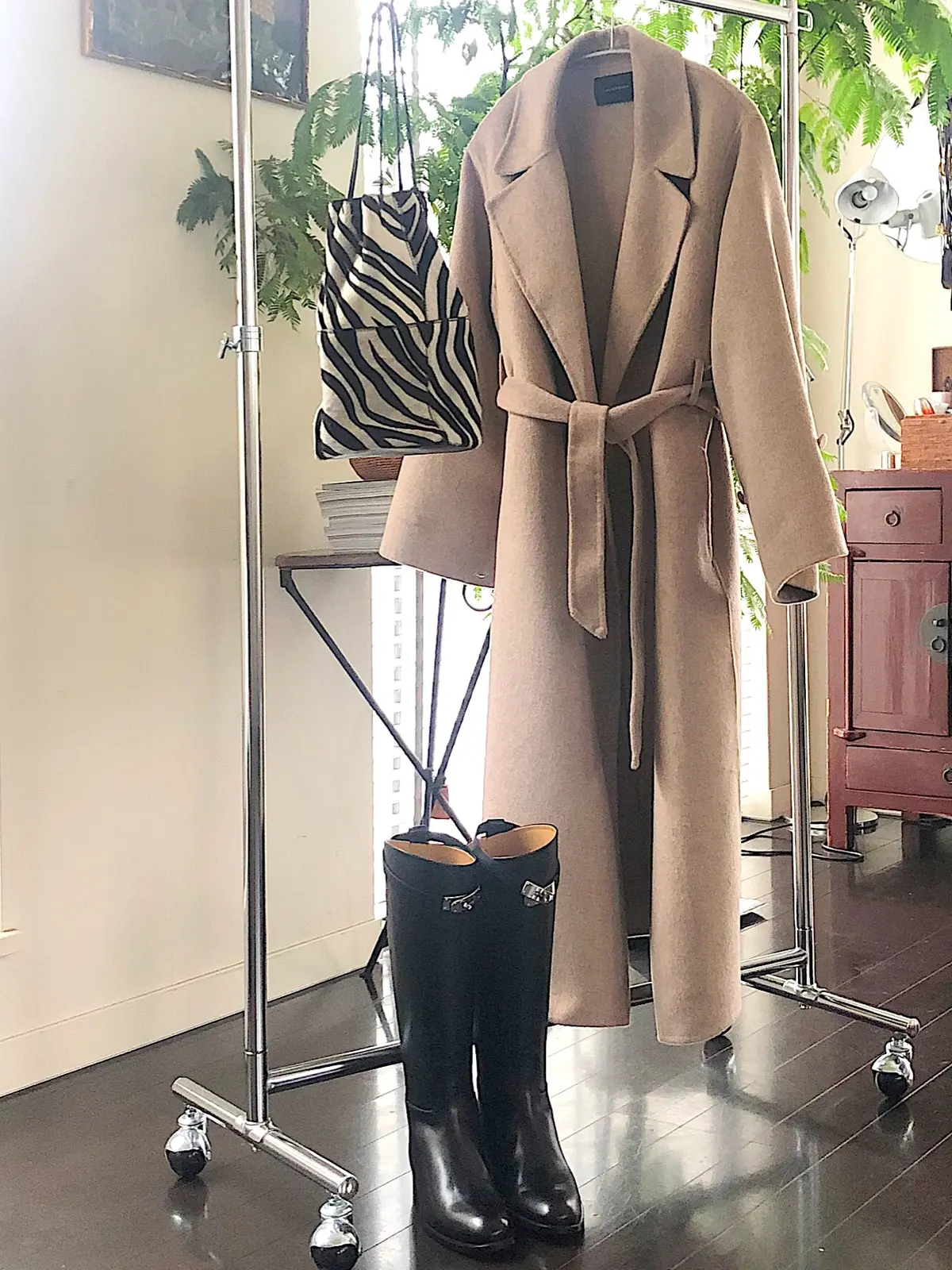 ミルクティーベージュのゆったりコートの画像_4