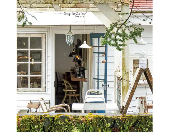 椅子やテーブルは不ぞろいながらも統一感あり。テラス席は犬連れOK  Information