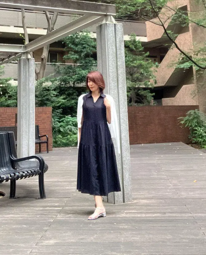GUティアードワンピース 黒ワンピース　ワンピースコーデ ジレコーデ　アラフィフファッション　プチプラコーデ　ユニクロ シアーカーディガン