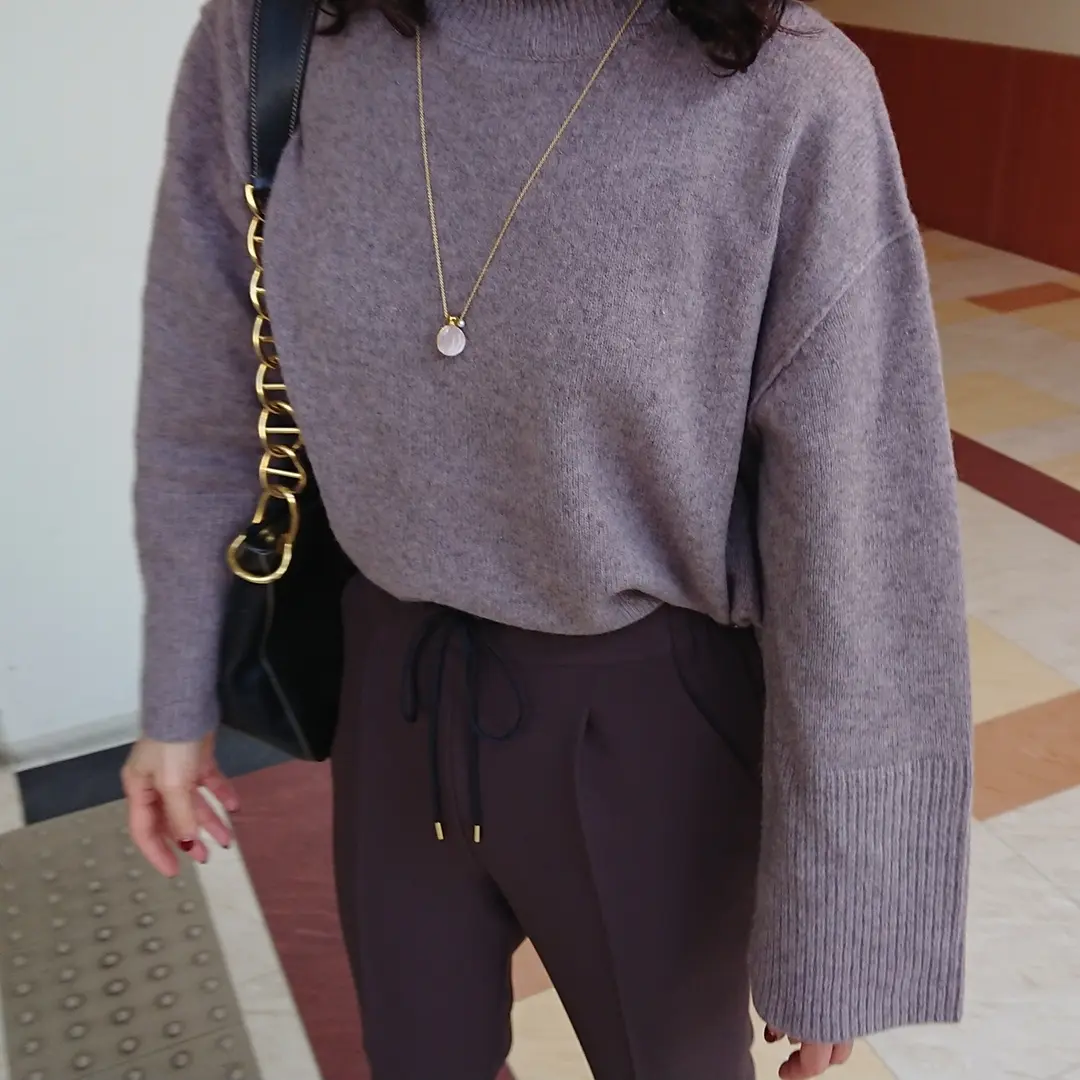 ベージュニット  ブラウンパンツ  チェーンバッグ  ゴールドペンダント