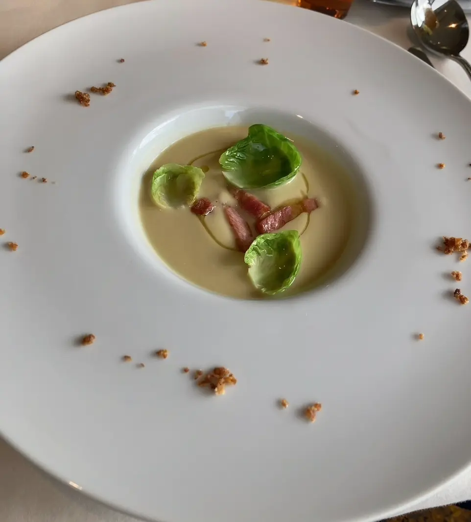 春キャベツと濃厚な豆乳のヴルーテ　ベーコンと芽キャベツを併せて