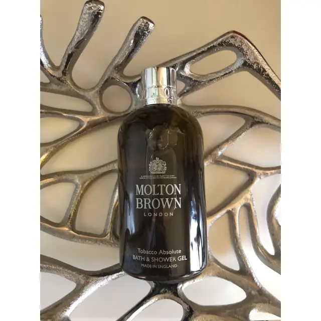 タバコアブソリュート 温かみのあるウッディノートにシトラスが効いた香り