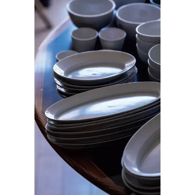 洗練された作風の韓国の作家、キム・サンインのマットでキリッとした白の器に注目。手前の楕円皿 各￥6,600〜、奥のボウル 各￥7,000