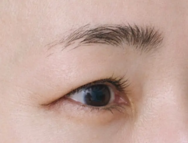 杉浦由佳子さん （エディター・ライター）の美眉メソッド メイク前写真