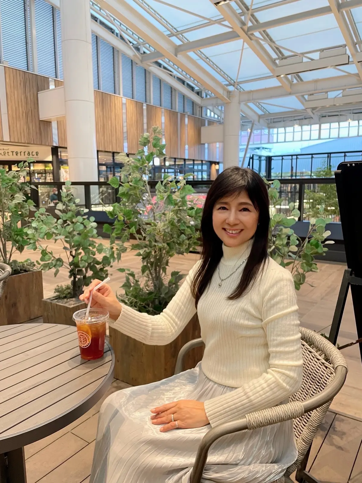 オリジナルフルーツティー、Mother Leaf Tea Style、マザーリーフティースタイル、テラス席、点灯式、ATELIER N'S 、アトリエエヌズ、アトリエN's、knit、ニット、poolstudio alloter 、スカート、skirt、MICHEL KLEIN 、ブーツ、MIO NOTIN、シルバー、シルバースカート、シルバーロングスカート、白、白ニット、白タートルネックニット、