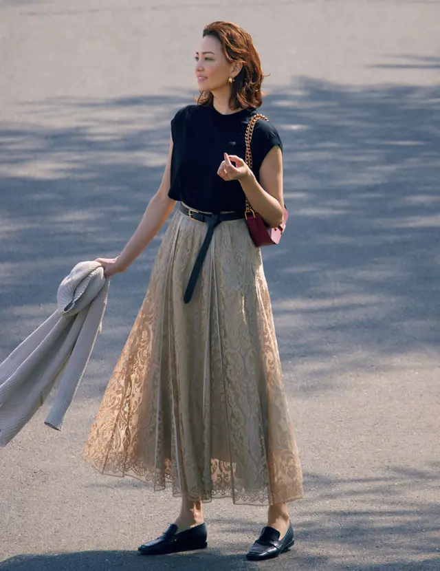 切り替えから広がるドラマティックなフレアで全身が細見えする王道シルエットに