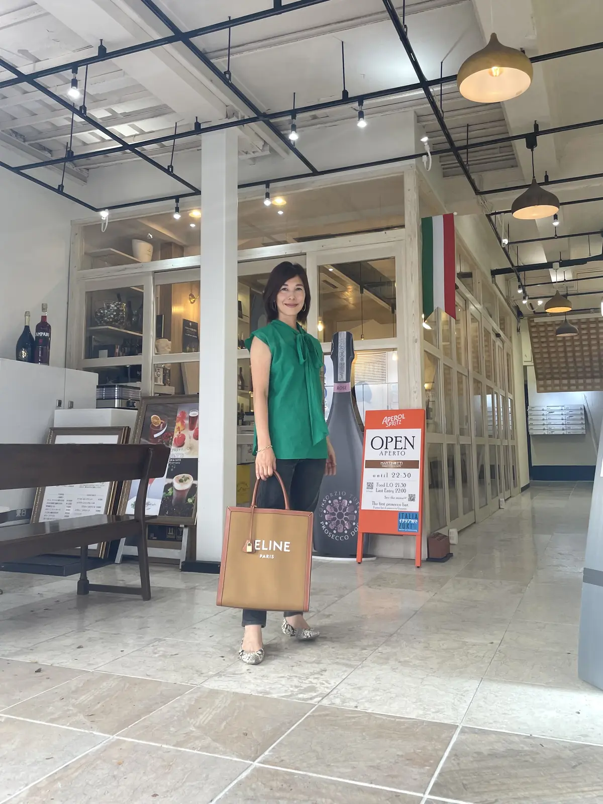 グリーンのリボンシャツを着て日本初のプロの画像_1