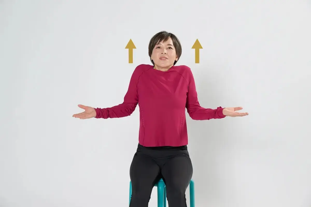 ②脇をしっかり締めたまま、息を吸いながら左右の肩をグーッと引き上げる。