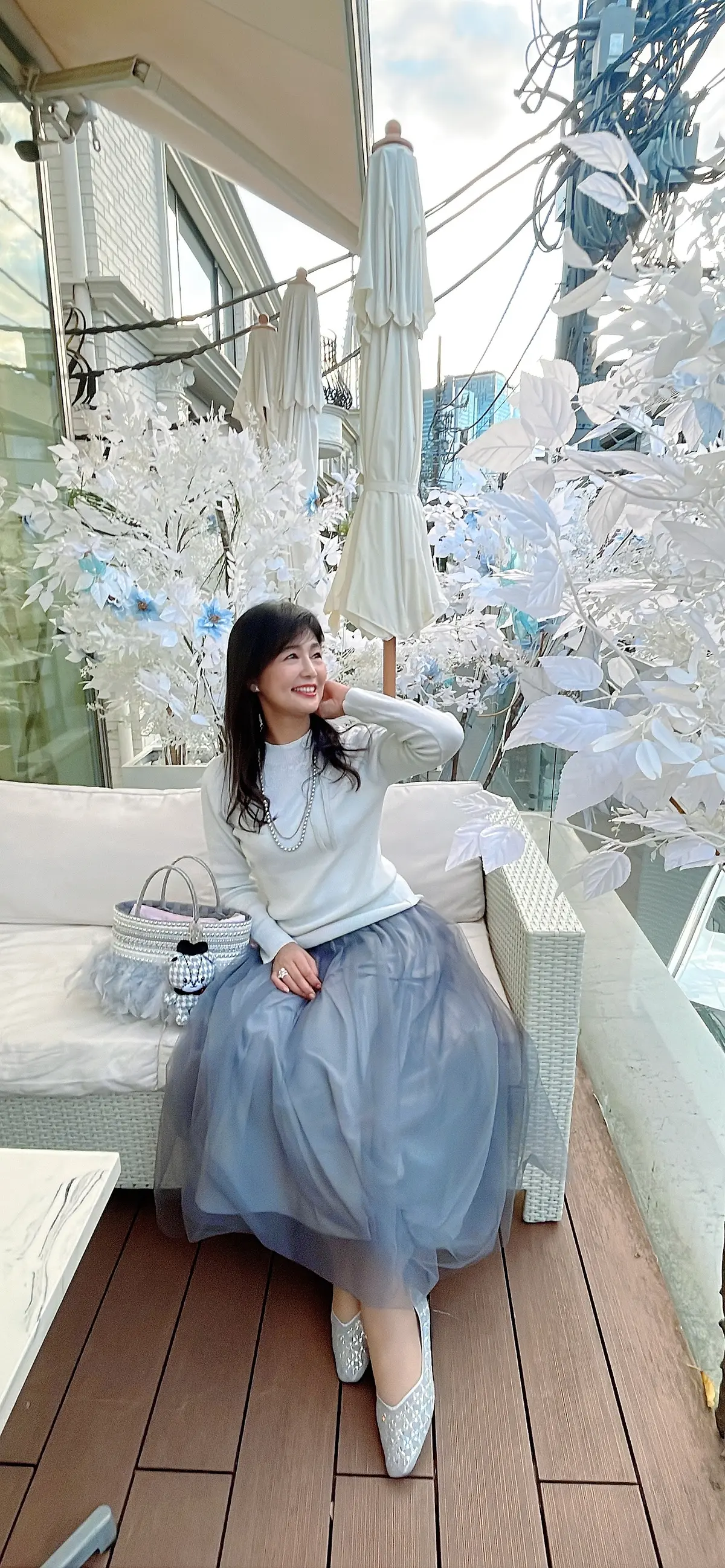 シルバーコーデ、ワントーンコーデ、ランチコーデ、冬コーデ、冬服コーデ、スカート、ロングスカート、スカートコーデ、ロングスカートコーデ、チュールレーススカート、チュールレースロングスカート、ニット、シルバーニット、ラメニット、シルバーラメニット、シルバーラメ、パールネックレス、シルバーパールネックレス、ローヒール、ローパンプス、ロングヘア、巻き髪、毛先ワンカール、ソファ席、ソファ、籐ソファ、ソファー席、ソファー、ホワイトソファー、白いソファー、かごバッグ、シルバーバッグ、バッグ、羽つきバッグ、羽バッグ、エクラプレミアム、Fuang Fa、ファングファ、Stueio 27 collection、スタジオ27コレクション、オンワード、ONWARD、ICB、iCB、SKY SCRAPER、スカイスクラッパー、haute couture cafe、haute couture cafe表参道、表参道カフェ、オートクチュールカフェ、オートクチュールカフェ表参道、表参道グルメ、表参道アフタヌーンティー、期間限定、期間限定アフタヌーンティー、テラス席